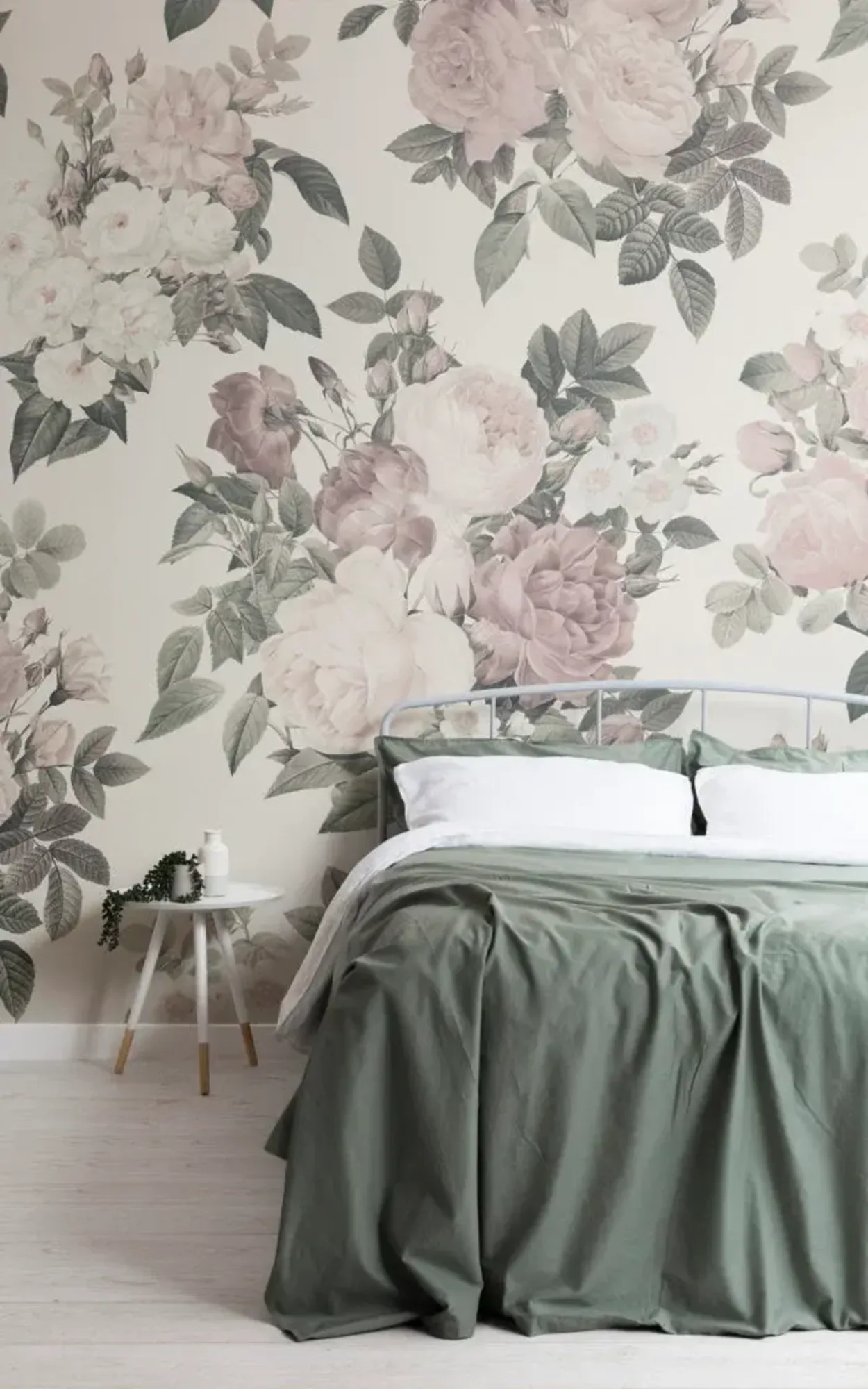  The bedroom showcases an elegant floral wallpaper with lush roses in shades of blush and sage, creating a soft, romantic atmosphere complemented by the simple, modern furnishings.