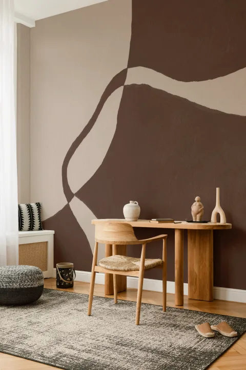 Mural de formas curvas pintado a mano en marrón intenso con textura de yeso