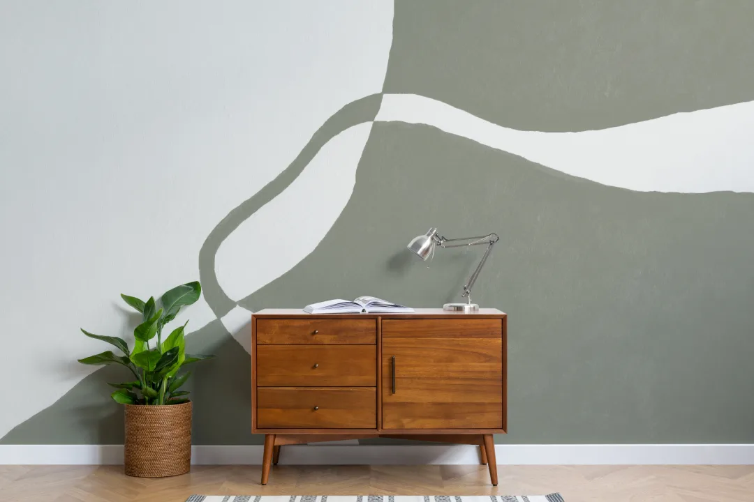 Mural de papel pintado moderno con formas curvas en tonos verdes y beige