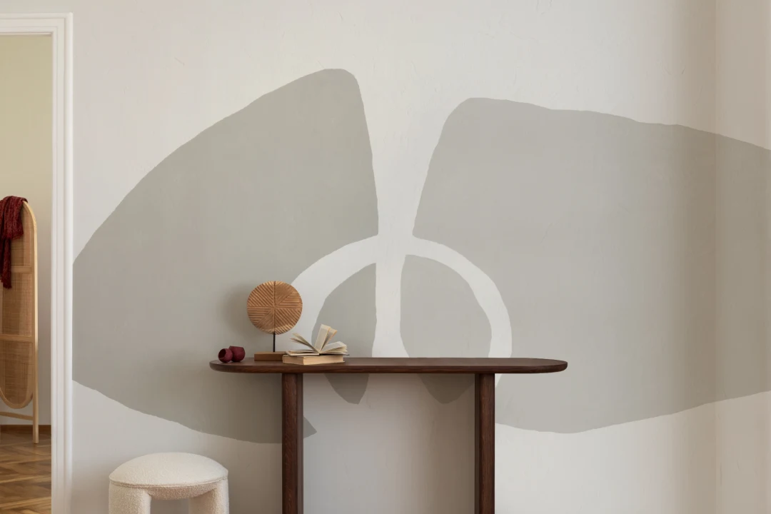 Mural de formas abstractas pintado a mano en beige suave con textura de yeso