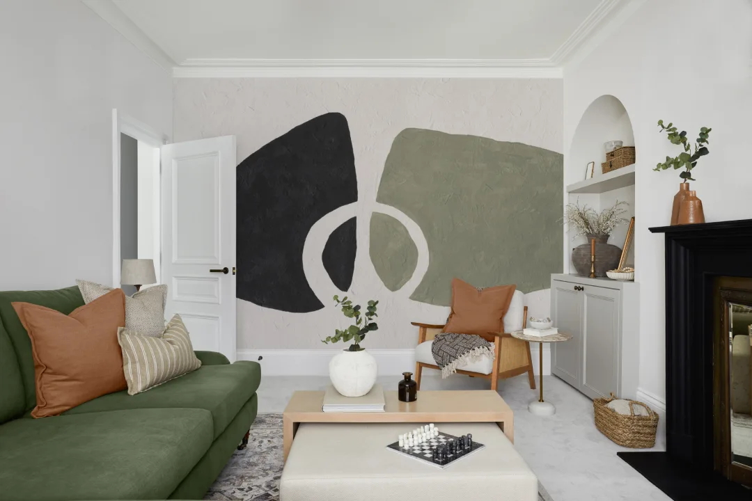 Handmålad mural-tapeter i abstrakt form i olivgrönt med gipsstruktur