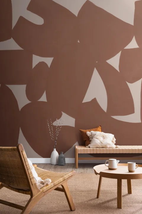 Carta da parati in terracotta con forme astratte dipinte a mano