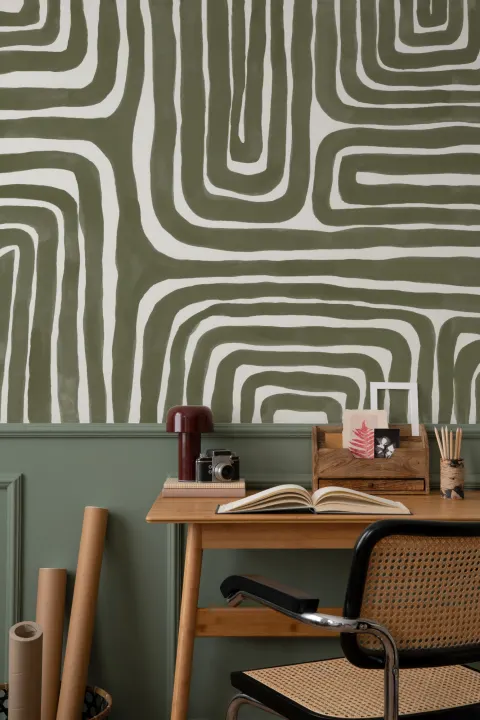 Mural geométrico moderno com padrão de labirinto pintado à mão em verde azeitona