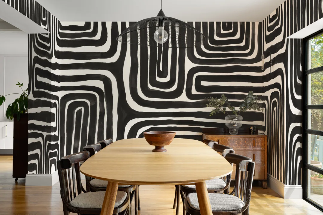 Handmålad labyrint geometrisk mural-tapeter i svartvitt
