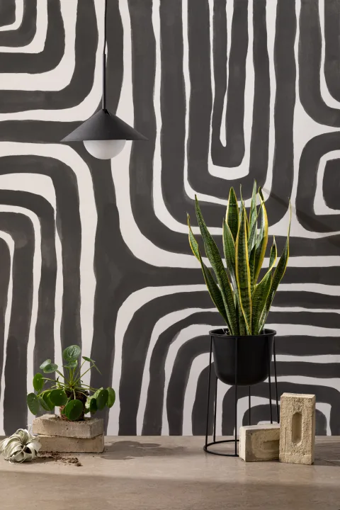Mural geométrico de laberinto pintado a mano en monocromo