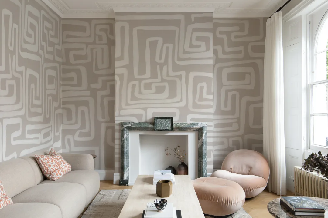 Handmålad mural-tapeter med labyrintmönster i beige
