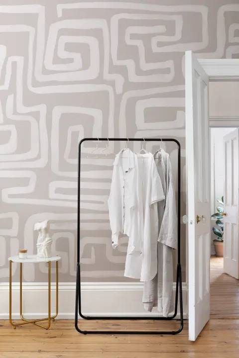 Murale cu model labirint pictat manual în bej
