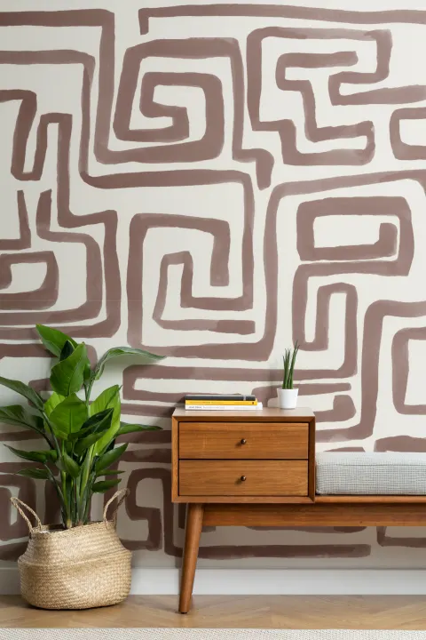 Mural de papel pintado a mano con diseño de laberinto en marrón