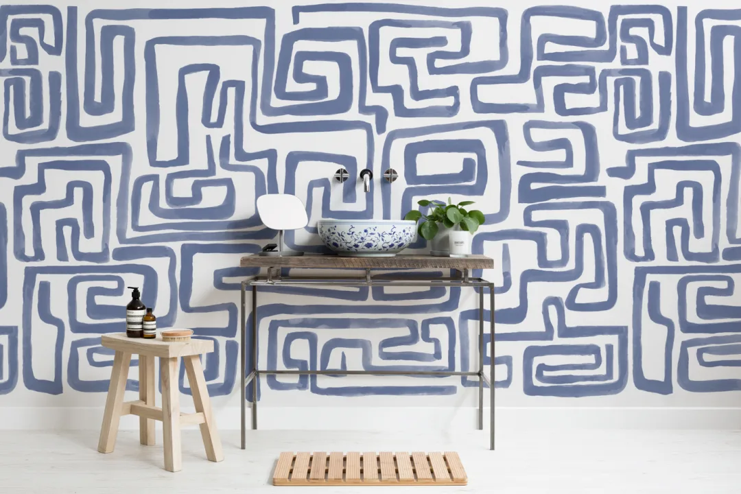 Mural de papel pintado a mano con motivo de laberinto en azul
