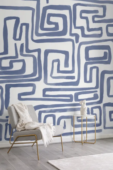 Mural de papel pintado a mano con motivo de laberinto en azul