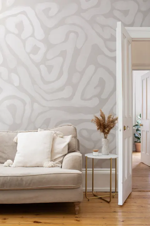 Carta da parati dipinta a mano con motivo a flusso organico in beige