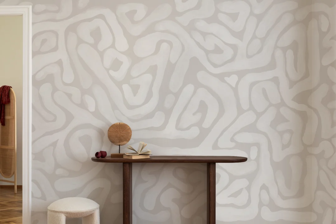Mural de papel pintado a mano con motivos orgánicos en beige