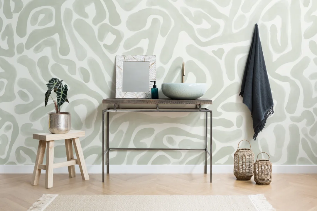 Mural de papel pintado a mano con motivos orgánicos en verde