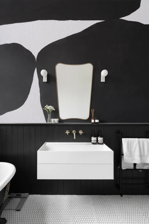 Mural de papel pintado de formas abstractas en negro con efecto de yeso texturizado