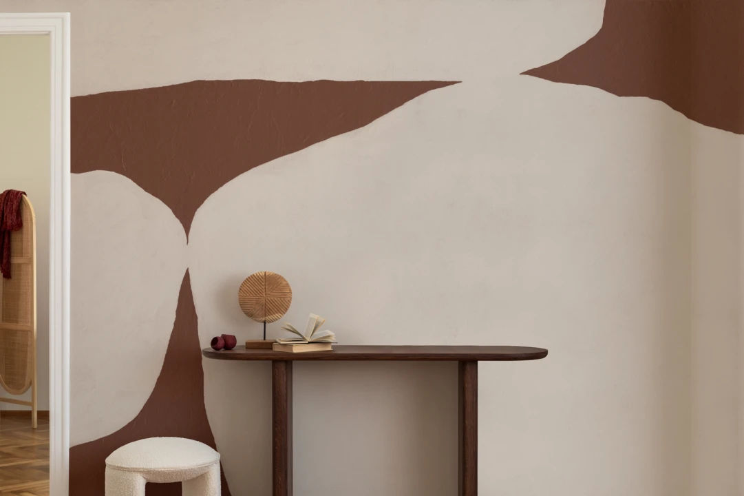 Mural de papel pintado de terracota con textura de yeso y formas abstractas.
