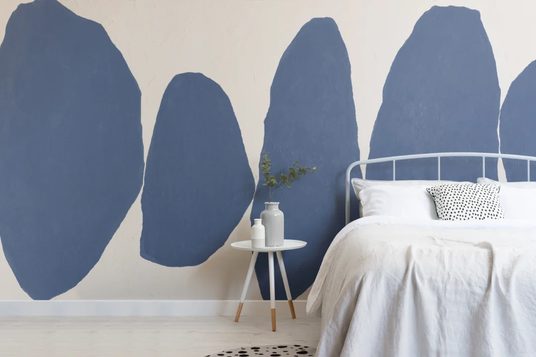 Murale cu forme abstracte pictate manual în albastru cobalt texturat