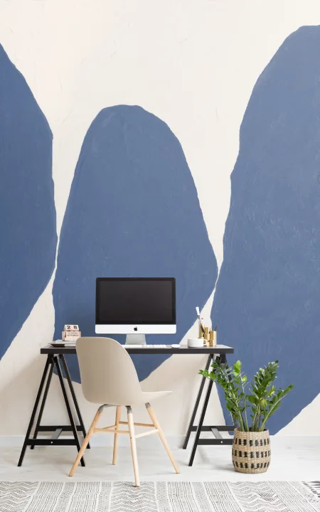 Mural de formas abstractas pintado a mano en azul cobalto texturizado