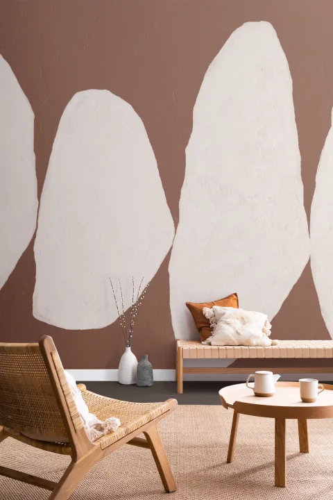 Carta da parati di forma organica dipinta a mano in terracotta calda con finitura in gesso strutturato