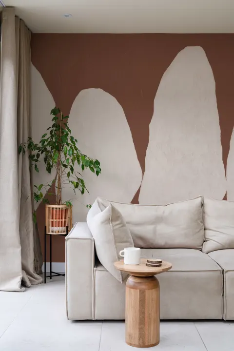 Handmålad mural-tapeter i organisk form i varm terrakotta med texturerad gipsfinish