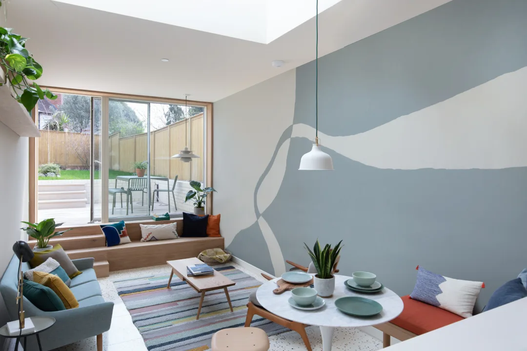 Handmålad mural-tapeter i Cool Blue med gipsstruktur