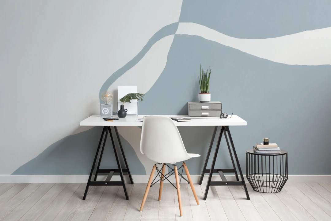 Mural de papel pintado a mano en azul frío con textura de escayola