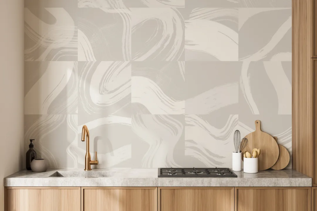 Mural de azulejos bege com formas abstractas a tinta