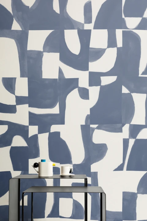 Mural de papel pintado con motivos geométricos abstractos en azul frío