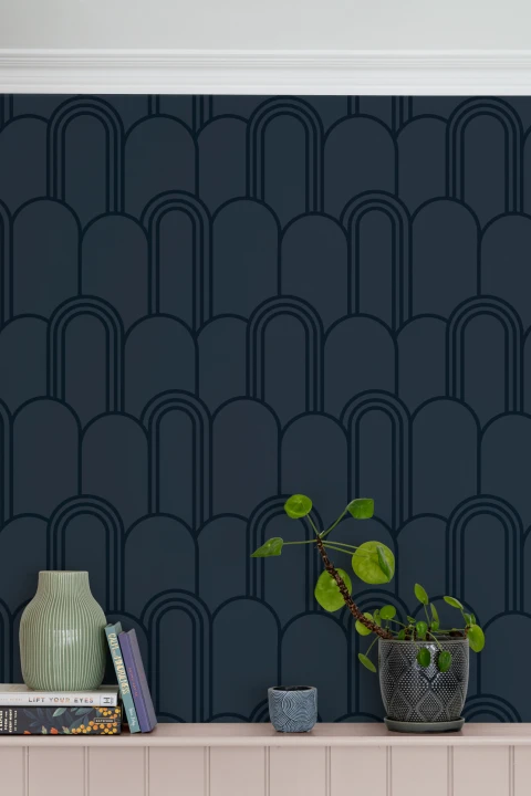 Papier Peint Bleu Marine avec Motif de Arches au Style Art Déco