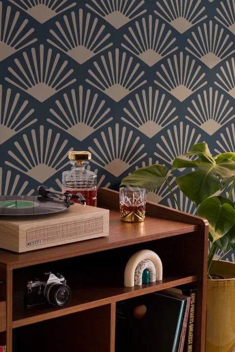 Papier Peint Bleu Marine et Or avec Motif d’Éventails Art Déco