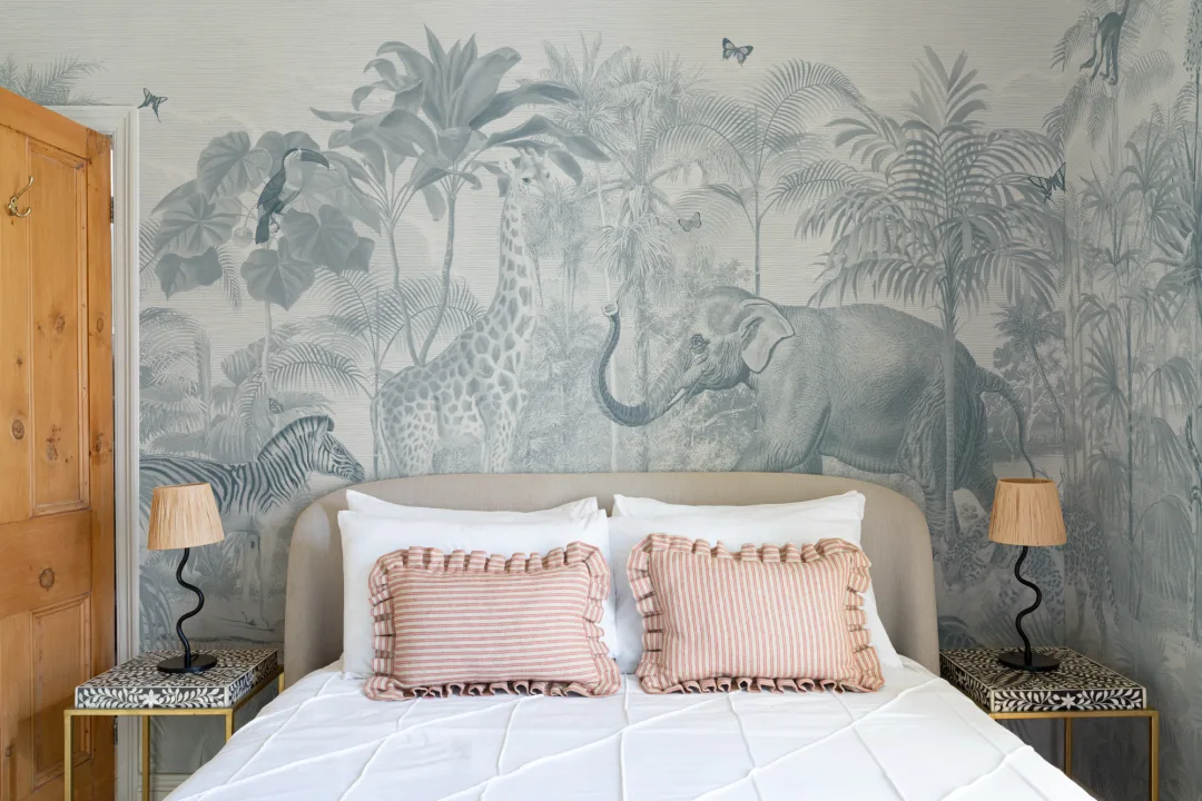 Mural de papel pintado en acuarela con animales de la jungla asiática azul