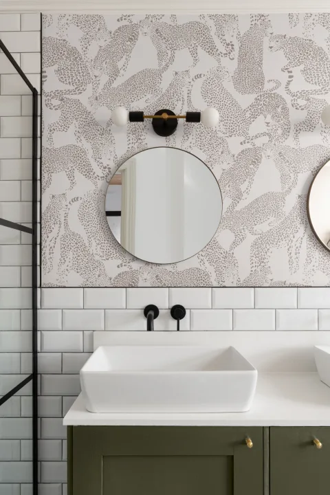 Papel Pintado Estampado de Leopardos y Guepardos en Colores Neutros