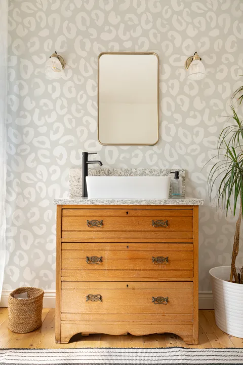 Papel Pintado Gris y Blanco con Motivo de Manchas de Leopardo