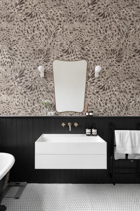 Donkere abstracte dierenpatroon muurschildering met beige tinten