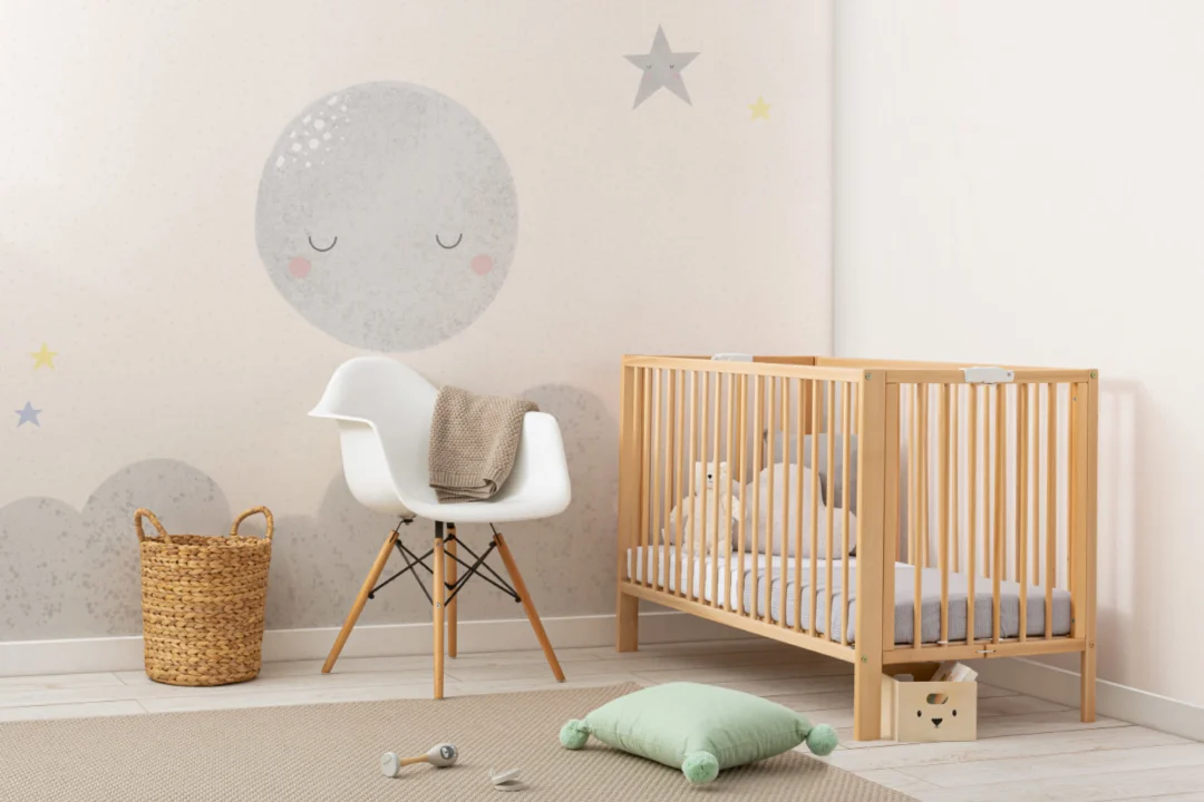 Mural para Niños en Colores Claros con Luna y Estrellas