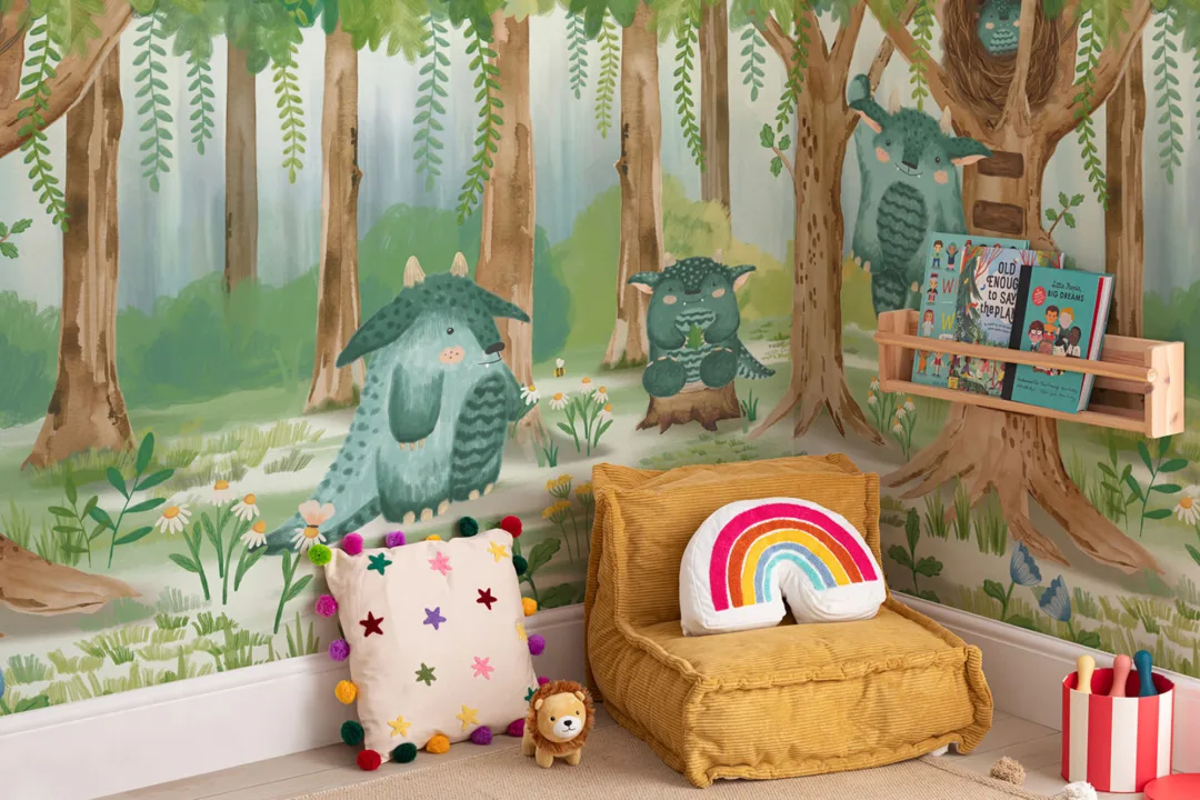 Mural infantil con pequeños monstruos en el bosque
