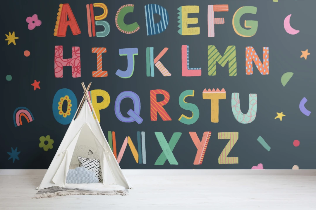 Mural infantil con letras coloridas en azul marino