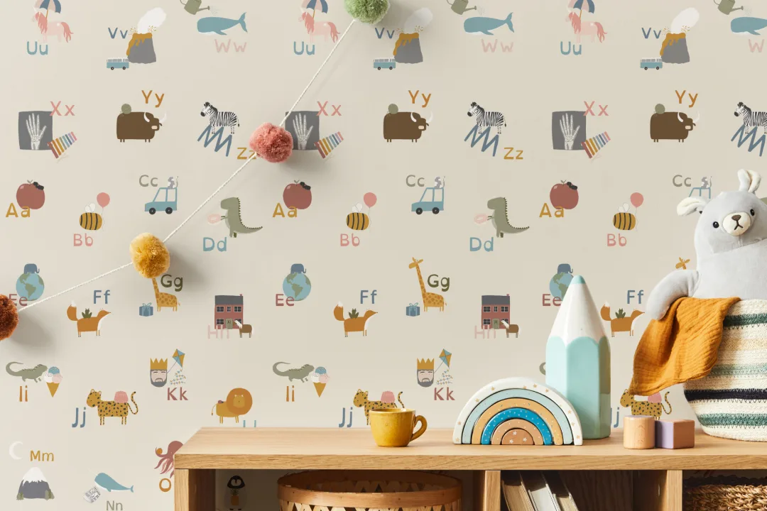 Papel Pintado Infantil con Motivo de Letras del Abecedario y Dibujos sobre Fondo Beige