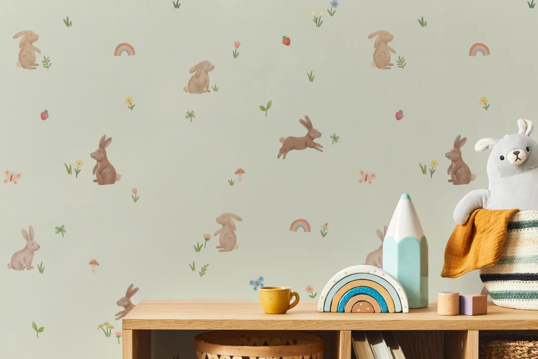 Verspielte Kinderzimmer-Tapete mit grünem Hasen und Tiermuster