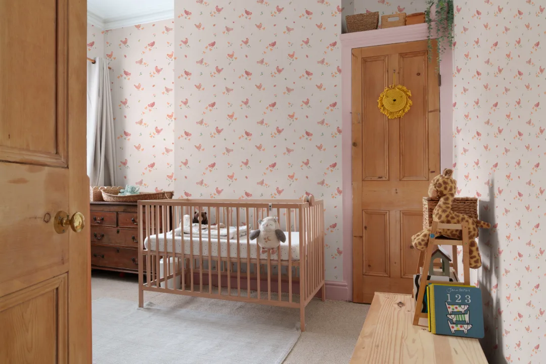Papier peint panoramique de chambre d’enfant avec animaux de la ferme multicolores et atmosphère ludique