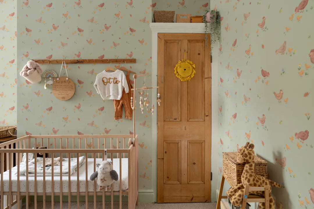 Hellgrüne Fototapete mit Bauernhoftieren fürs Kinderzimmer