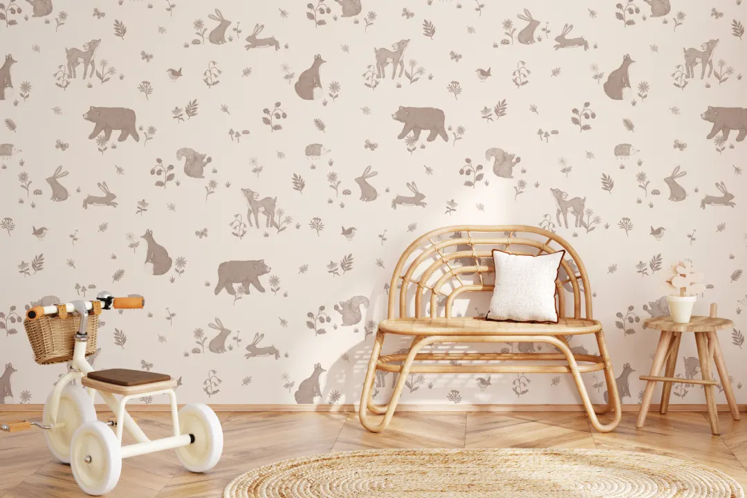 Mural de papel pintado beige con animales del bosque.