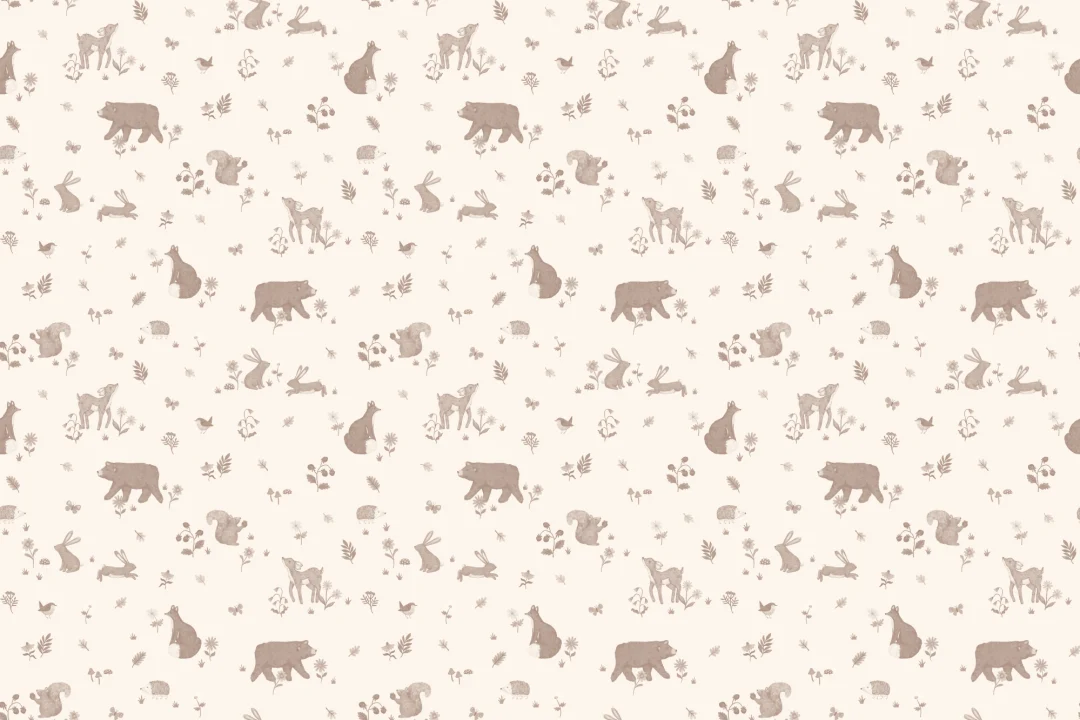 Mural de papel pintado beige con animales del bosque.