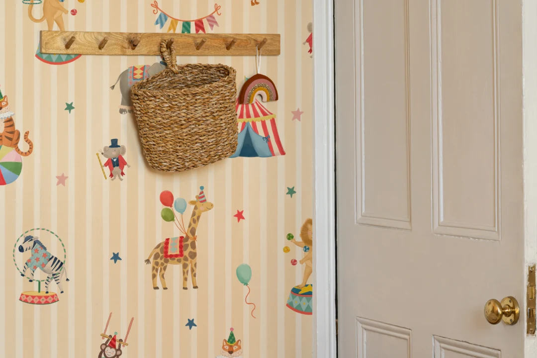 Mural infantil de animales de circo con rayas amarillas