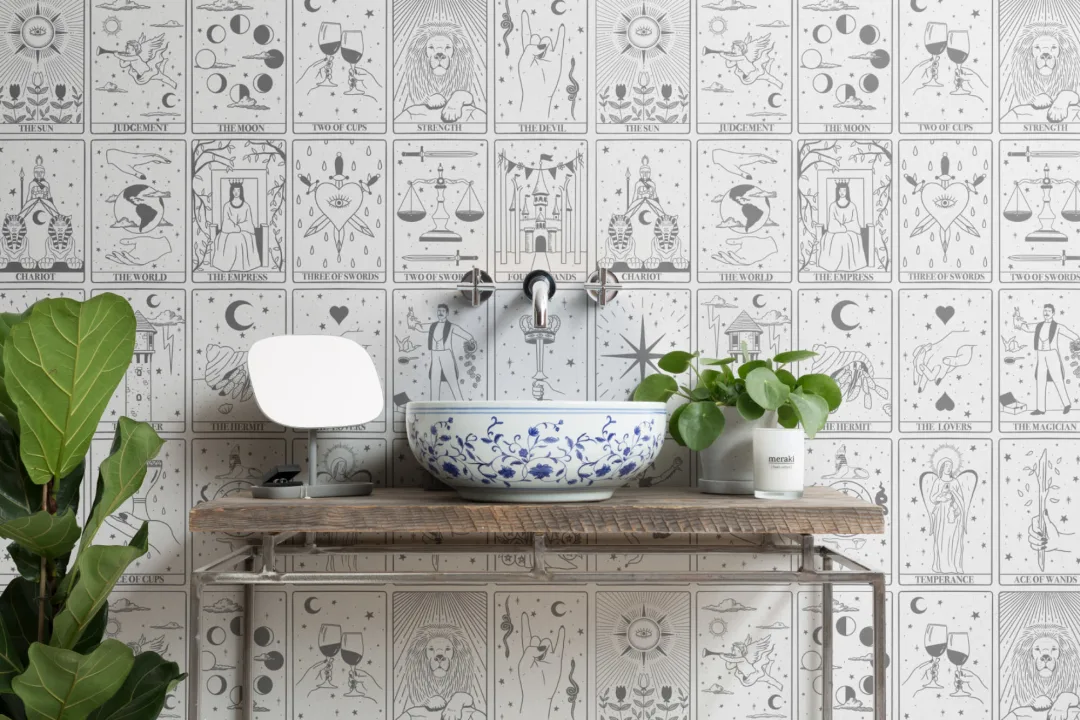 Mural Papel Pintado Blanco y Negro con Dibujos de Cartas de Tarot