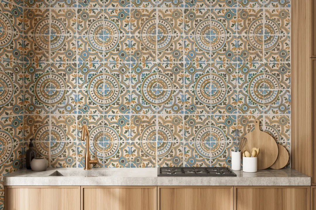 Mural com padrão inspirado em azulejos mediterrânicos multicoloridos