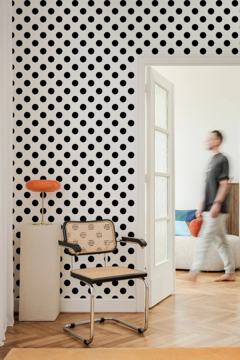 Mural Papel Pintado con Lunares Negros y Fondo Blanco