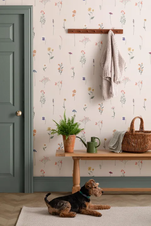 Papel de parede com padrão de repetição de flores prensadas