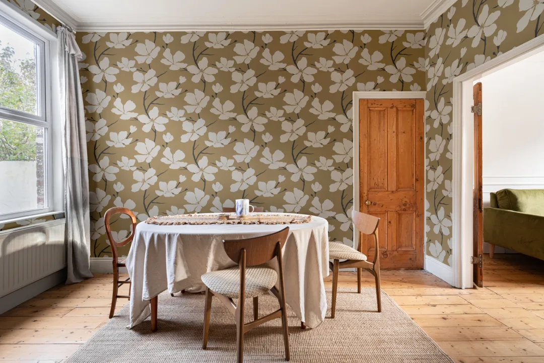 Tapet med hvit og sennep illustrert blomstrende repetisjonsmønster