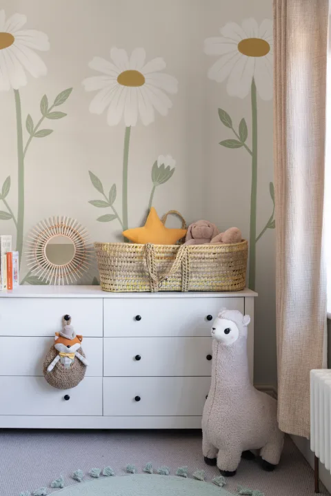 Mural de papel pintado floral de margaritas botánicas en beige para dar elegancia