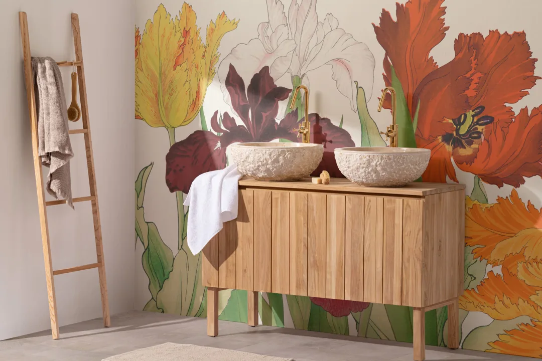 Papel pintado tulipanes e iris rojos
